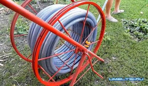 Держатель для шланга поливочного своими руками. Катушка для поливочного шланга своими руками
