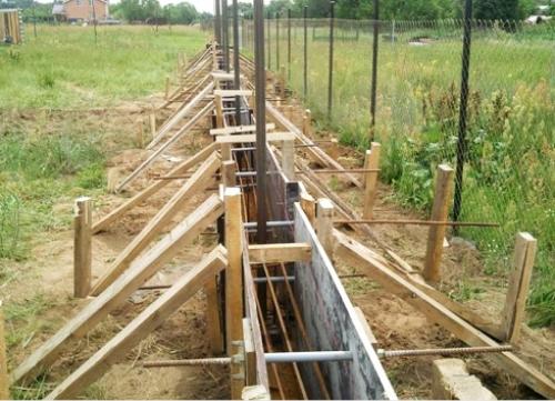 Строительный подход: как сделать забор на даче самостоятельно и экономно 03