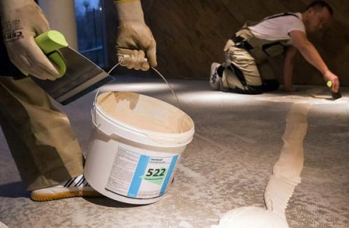 Как избежать ошибок при приклеивании линолеума к полу. Какие ошибки нельзя допускать при укладке линолеума, чтобы не перестилать его