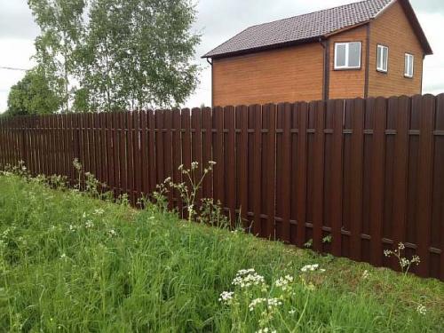 Недорогой забор между соседями на дачном участке. Цель постройки и регламентирующие документы