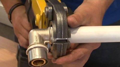 Обжим металлопластиковых труб. Технология выполнения