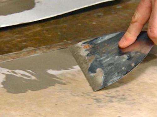 Чем приклеить линолеум к дсп на полу. Виды и характеристики клея 10