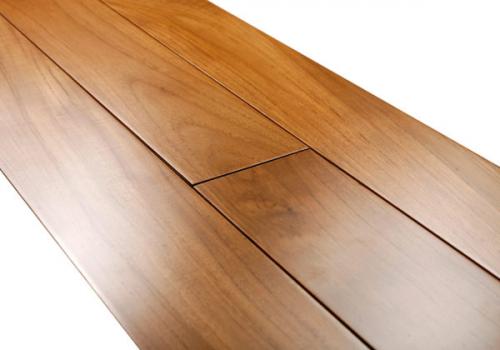 Какие материалы можно использовать для покрытия полов в ванной деревянного дома, чтобы они были устойчивыми к влаге. Материал