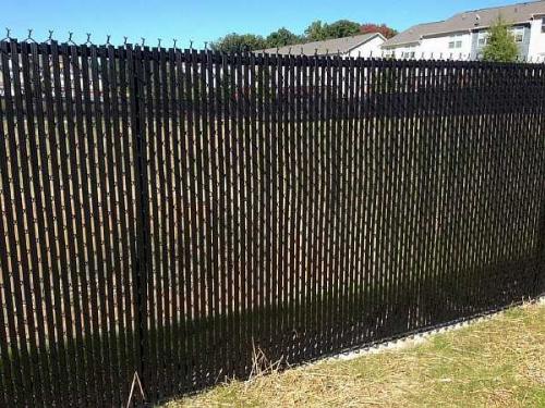 Как сетку рабицу сделать непрозрачной. Чем можно закрыть забор из сетки рабицы от соседей: непрозрачный низ