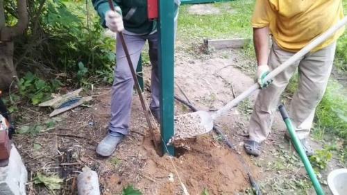 Крепление 3D сетки к столбам хомутами. Способы монтажа