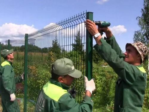 Крепление 3D сетки к столбам хомутами. Способы монтажа