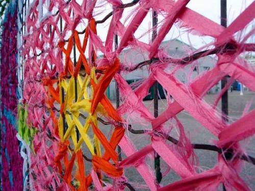 Как сетку рабицу сделать непрозрачной. Чем можно закрыть забор из сетки рабицы от соседей: непрозрачный низ