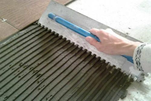 Как класть плитку на пол в ванной своими руками для новичка. Как и что делать, чем работать