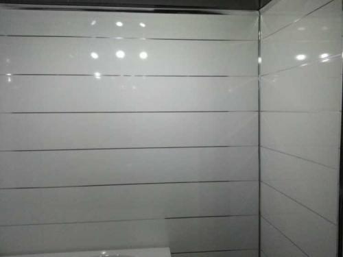 Пластик для стен в ванной. ПВХ панели для ванной — выбор моделей, варианты применения и особенности дизайна панелей