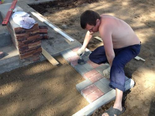 Можно ли укладывать тротуарную плитку на песок без щебня. Как уложить тротуарную плитку без щебня