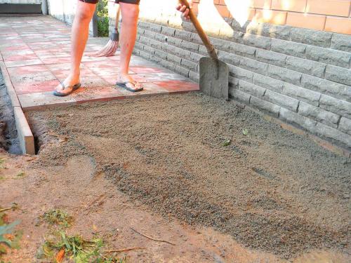 Можно ли укладывать тротуарную плитку на песок без щебня. Как уложить тротуарную плитку без щебня
