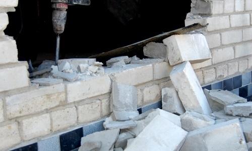 Как сломать кирпичную стену в квартире. Демонтаж стен из кирпича: основные способы, необходимый инвентарь