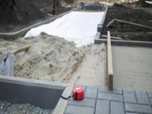 Как положить тротуарную плитку своими руками на песок пошаговая инструкция. Укладка тротуарной плитки на песок с цементом своими руками 12