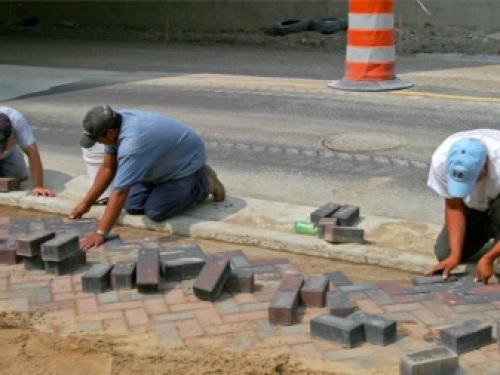 Как положить тротуарную плитку своими руками на песок пошаговая инструкция. Укладка тротуарной плитки на песок с цементом своими руками 18