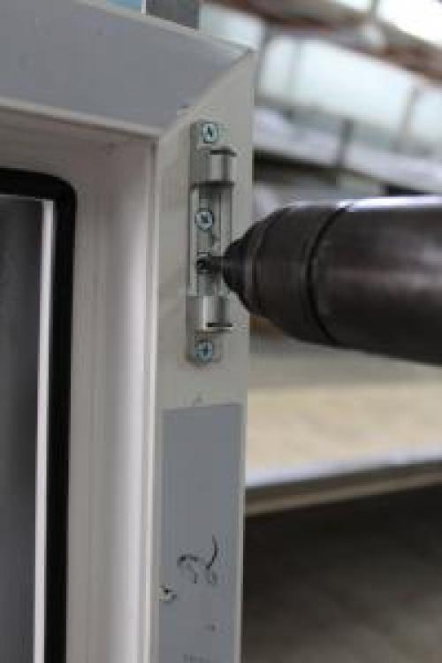 Замена фурнитуры на пластиковых окнах на откидывающуюся своими руками. Регулировка примыкания створки 07