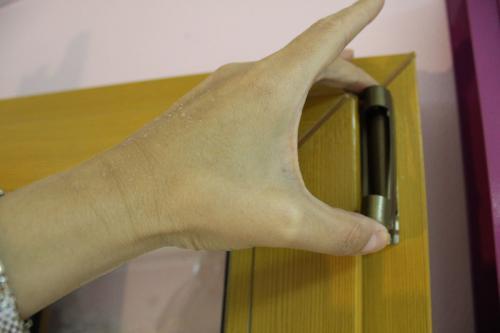 Замена фурнитуры на пластиковых окнах на откидывающуюся своими руками. Регулировка примыкания створки 04