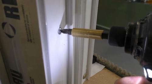 Замена фурнитуры на пластиковых окнах на откидывающуюся своими руками. Регулировка примыкания створки 09