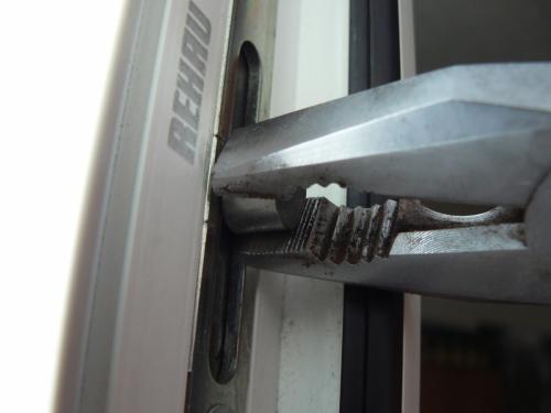 Замена фурнитуры на пластиковых окнах на откидывающуюся своими руками. Регулировка примыкания створки 01