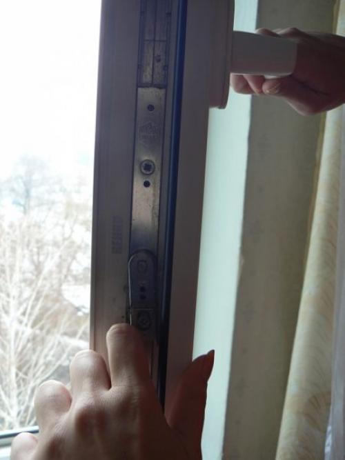 Ремонт и замена фурнитуры пластиковых окон. Некорректная работа блокиратора