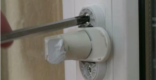 Замена фурнитуры пластиковой двери. Проблемы, связанные с фурнитурой, и их устранение  