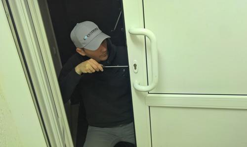 Замена фурнитуры пластиковых окон. На пластиковых оконных конструкциях 01