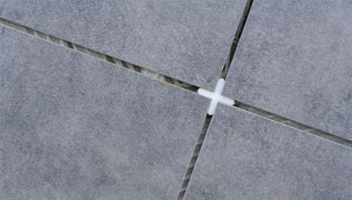 Как положить плитку на деревянный пол