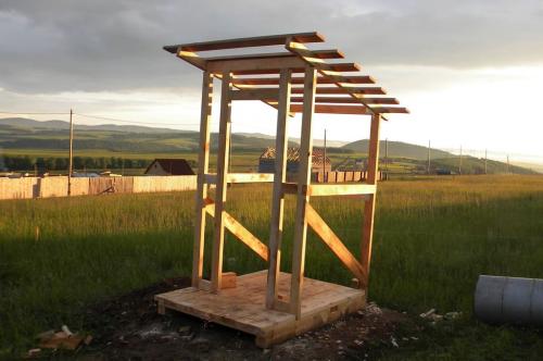 Уличный туалет своими руками из дерева. Выбор места 07