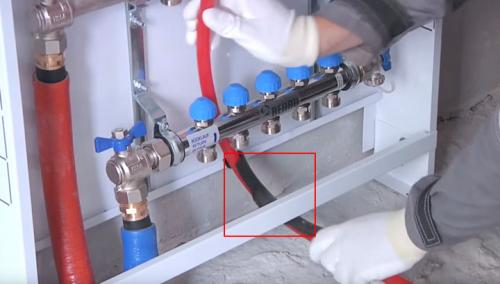 Одноконтурный коллектор теплого пола. Подключение труб теплого пола к гребенке