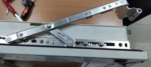 Как заменить ножницы на пластиковом окне самостоятельно 05