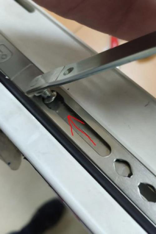 Как заменить ножницы на пластиковом окне самостоятельно 07