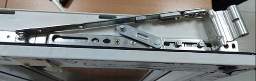 Как заменить ножницы на пластиковом окне самостоятельно 08