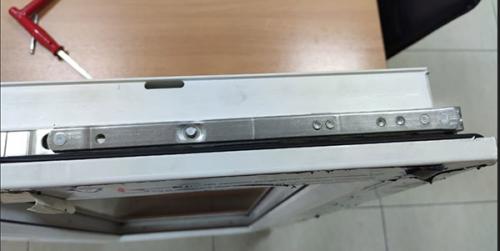 Как заменить ножницы на пластиковом окне самостоятельно 03