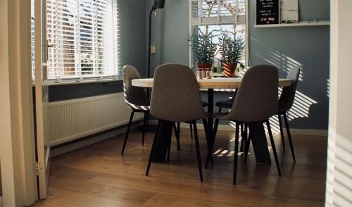 Как правильно наклеивать линолеум на деревянное покрытие. Требования к деревянным полам для укладки линолеума