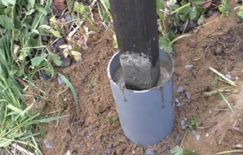 Как зафиксировать столбы для забора. Как забетонировать столбы, чтобы они не выпирали?