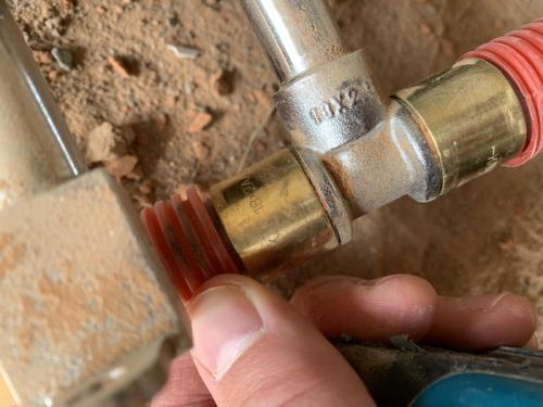 Какие факторы влияют на стоимость демонтажа пола