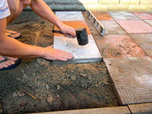 Укладка тротуарной плитки на песок с цементом. Плюсы и минусы покрытий из брусчатки