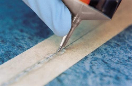 Какие факторы следует учитывать при выборе клея для приклеивания линолеума к деревянному полу. Виды клея для линолеума на деревянный пол