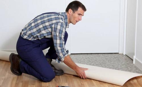 Какие особенности имеет приклеивание линолеума к деревянному полу в помещении с высокой температурой. Настил линолеума