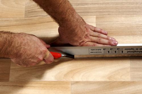 Какие особенности имеет приклеивание линолеума к деревянному полу в помещении с высокой температурой. Настил линолеума