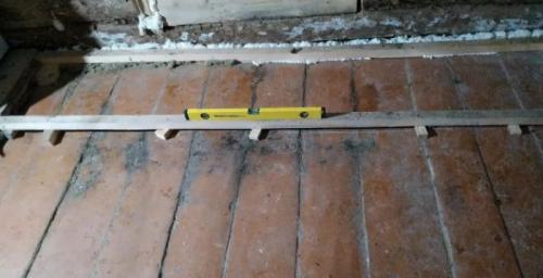 3 способа ремонта деревянных полов по лагам. Выравнивание деревянного пола: 6 способов исправить кривое положение