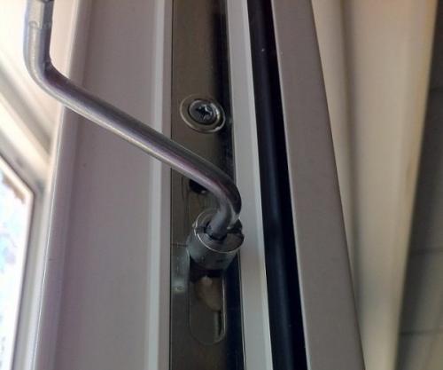 Сломался замок на пластиковом окне. Окно не закрывается