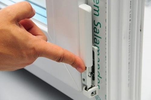 Сломался замок на пластиковом окне. Окно не закрывается