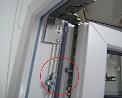 Сломался замок на пластиковом окне. Окно не закрывается