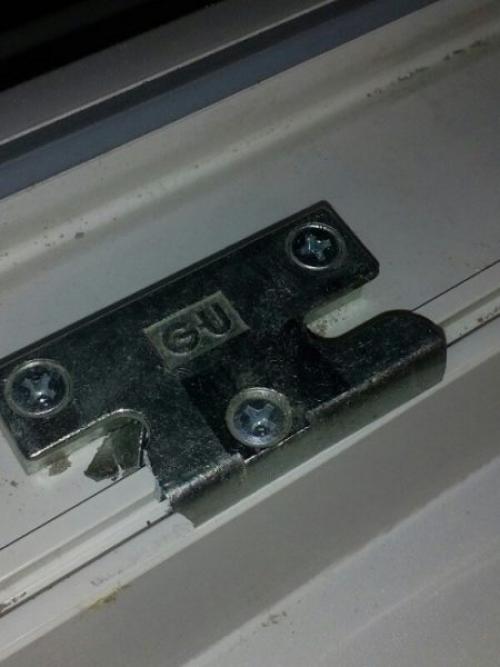 Сломался замок на пластиковом окне. Окно не закрывается