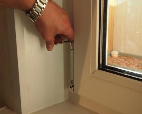 Сломался замок на пластиковом окне. Окно не закрывается