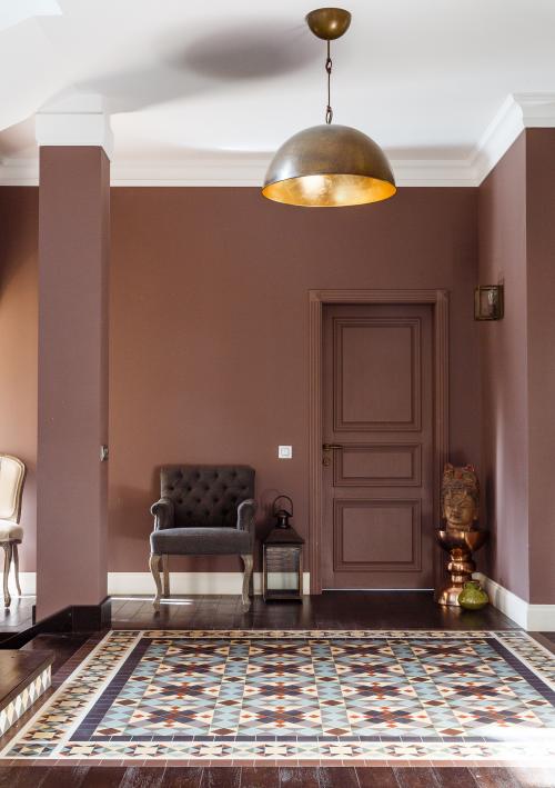 Как выбрать плитку, которая соответствует стилю и цвету деревянных элементов дома