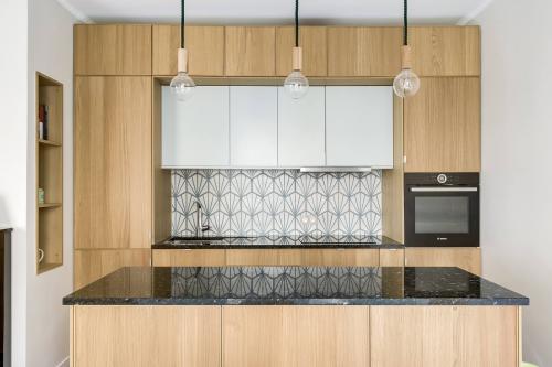 Какие способы можно использовать для создания гармоничного сочетания плитки и дерева в интерьере. Сочетание плитки и дерева в интерьере