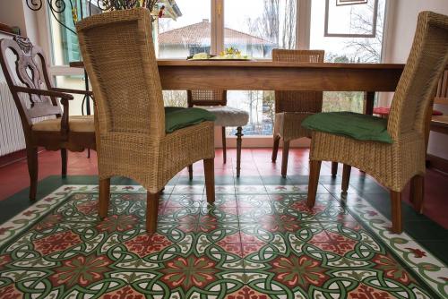 Как выбрать плитку, которая соответствует стилю и цвету деревянных элементов дома