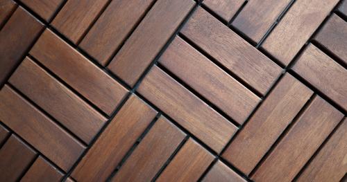 Как выбрать плитку, которая соответствует стилю и цвету деревянных элементов дома