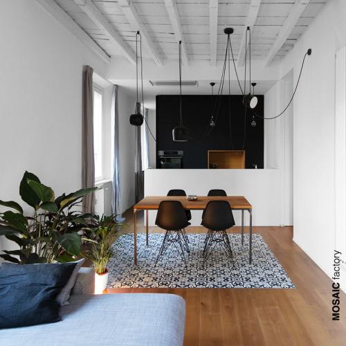 Как выбрать плитку, которая соответствует стилю и цвету деревянных элементов дома